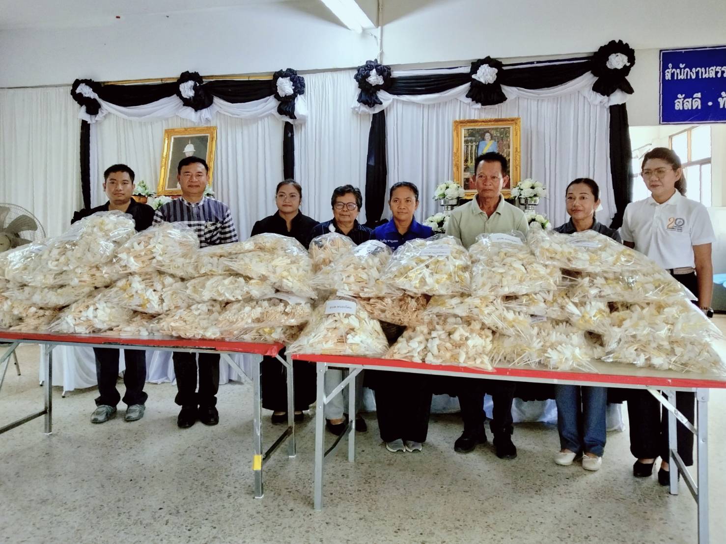 CDD Chatturat News : สำนักงานพัฒนาชุมชนอำเภอจัตุรัส ร่วมรับมอบดอกไม้จันทน์จากองค์การบริหารส่วนตำบลหนองโดน